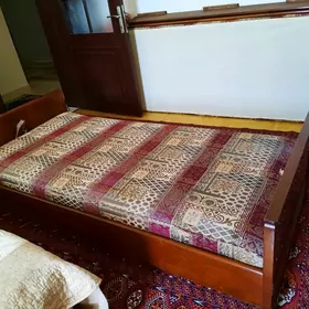 кровать
