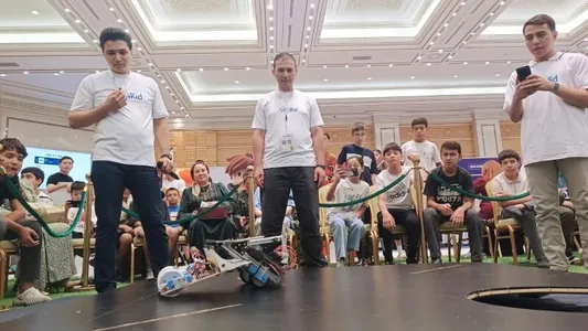 Aşgabatda "Kids EXPO" sergisiniň çäklerinde «Sumo robot» bäsleşigi geçirildi