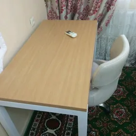 компьютерный стол и кресло