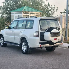 Mitsubishi Pajero 2012
