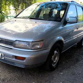 Mitsubishi Chariot 1992
