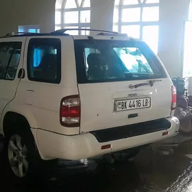 Nissan Pathfinder 2000