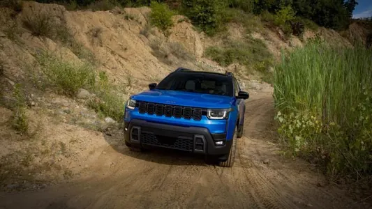 Jeep представил шестое поколение Cherokee. Он стал крупнее, но дороже конкурентов