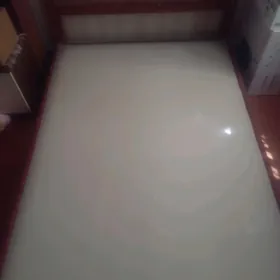 кровать