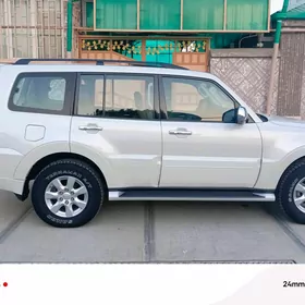 Mitsubishi Pajero 2015