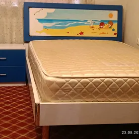 кровать и тумбочка