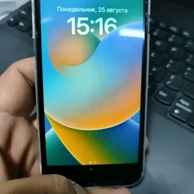 iPhone 8    64 pamet. 77 batar