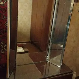 трюмо с зеркалом