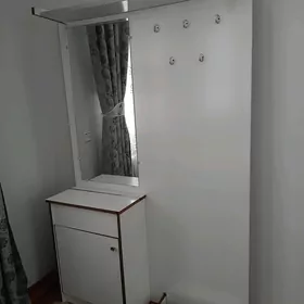 вешалка  айналы ве тумбалы