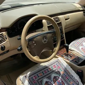 Mercedes-Benz E320 2001