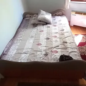 кровать