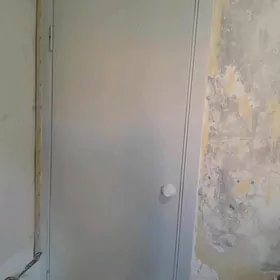 Деревянные двери с рамкой