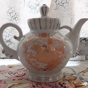 Продаётся фарфоровый чайник