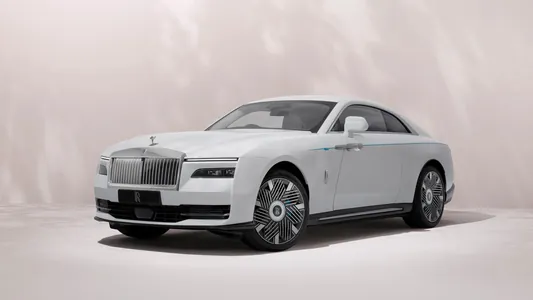 Rolls-Royce представила изысканный Spectre, украшенный цветущей сакурой