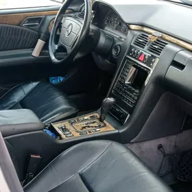 Mercedes-Benz E320 1999