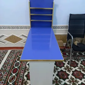Маникюрный стол