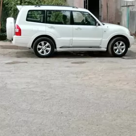 Mitsubishi Pajero 2004