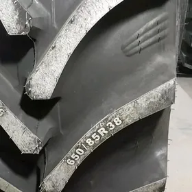 Traktor 650/85R38 420/85R30