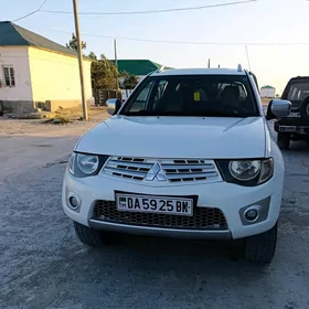 Mitsubishi L200 2010