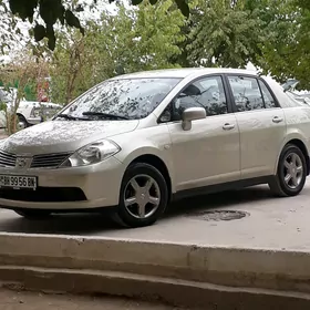 Nissan Tiida 2005