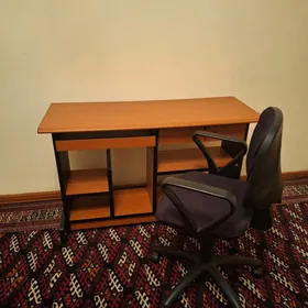Компьютерный стол и кресло