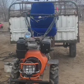 Ýer sürýän traktor