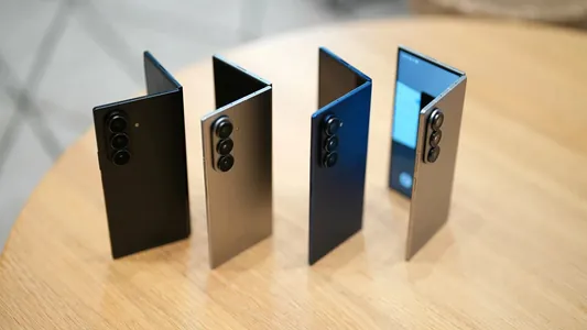 Samsung высмеяла Apple за отсутствие ИИ и складного iPhone
