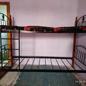 кровать
