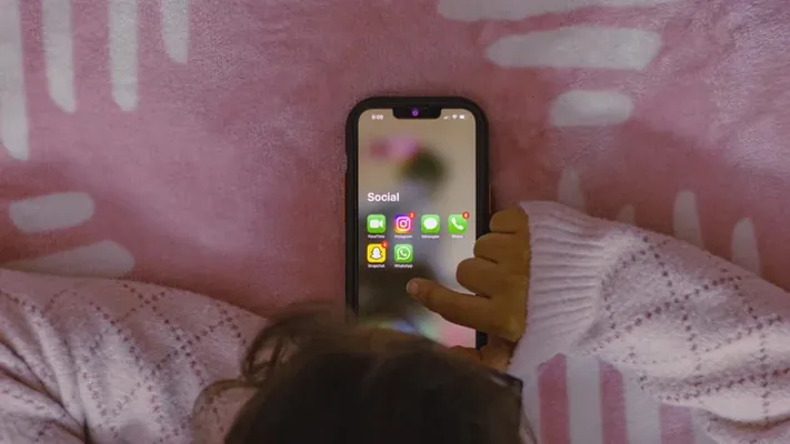 Günorta Koreýa mekdeplerde smartfonlaryň ulanylmagyny gadagan eder