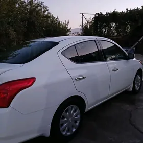 Nissan Versa 2015