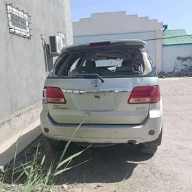 Toyota Fortuner 2005