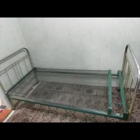 Кровать