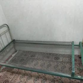 Железная кровать