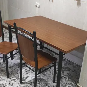 стол и стулья