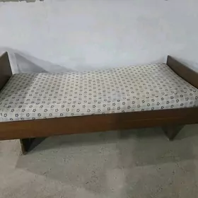 кровать