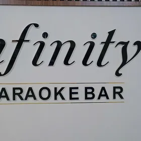 Официантка