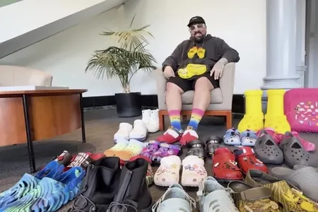 Житель Коннектикута собрал 3,5 тысячи пар Crocs и вошел в Книгу рекордов Гиннесса