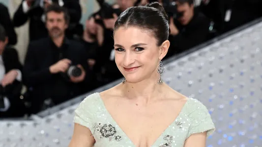 Hloýa Mal Vogue žurnalynyň baş redaktory boldy. Bu wezipede ol Anna Wintury çalyşdy