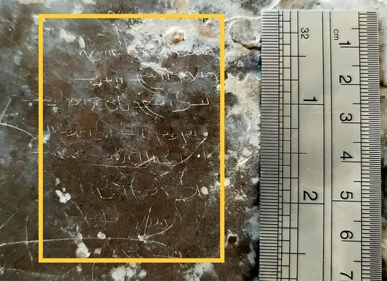 Eýrandaky gaýada kükürt gutusynyň ölçegindäki gadymy ýazgy tapyldy