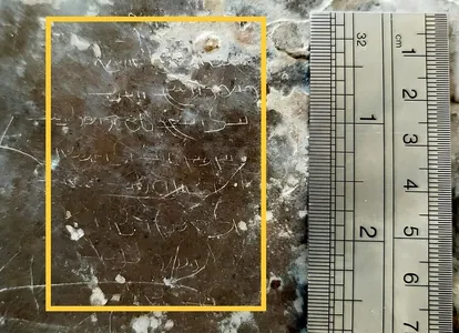 Eýrandaky gaýada kükürt gutusynyň ölçegindäki gadymy ýazgy tapyldy