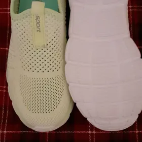 Кроссовки Женские