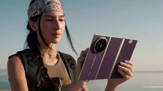 Huawei представила Mate XTs — элегантный тройной складной смартфон со стилусом