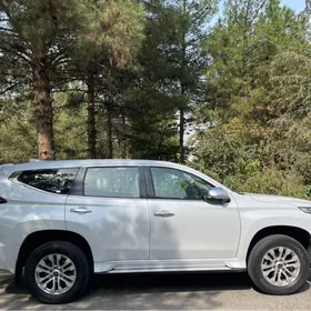 Mitsubishi Pajero 2021