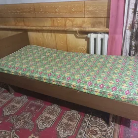 Кровать