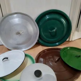 Разные крышки от кастрюль.