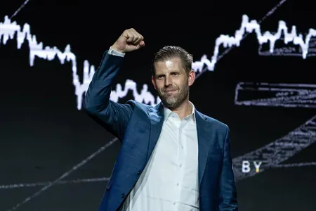 Erik Tramp American Bitcoin-iň paýnamalarynyň ösmegi netijesinde milliarder boldy