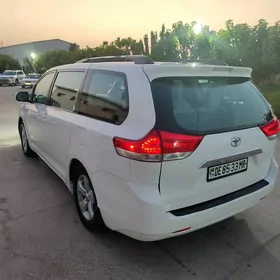 Toyota Sienna 2011