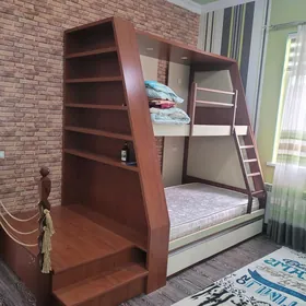 детская кровать и гарнитур