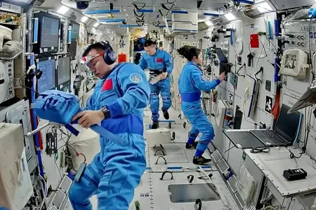 Hytaýda kosmos üçin kir ýuwujy maşynyň taslamasyny işläp düzdüler