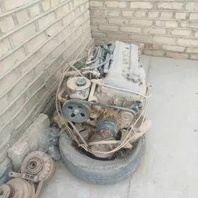 Nissan urwan motory we karobka